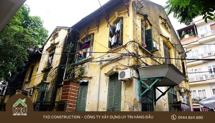 Nhà cũ bị xuống cấp là dấu hiệu cho thấy cần sửa chữa, cải tạo
